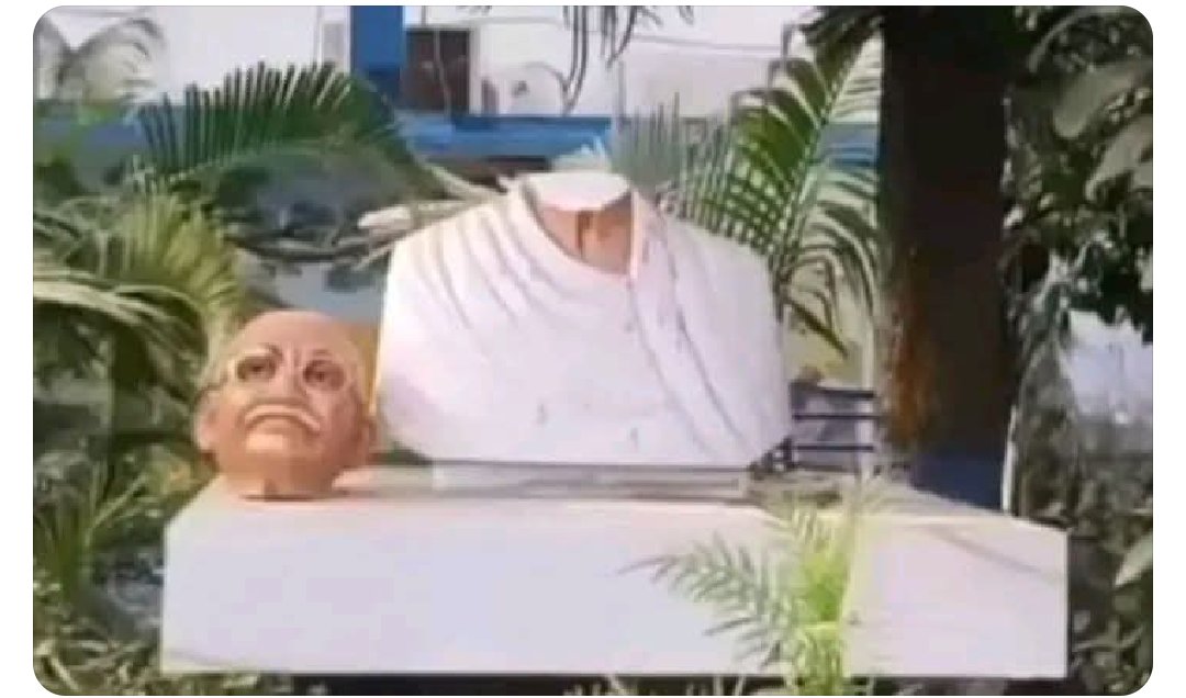 बांग्लादेश में आपका स्वागत है बापू
बापू ने 55 करोड़ रुपये देने के लिए भूख हड़ताल किए उन्होंने हिंदुओं से पूर्ण अहिंसा की मांग की और मुसलमानों को अपने धर्म की रक्षा के अधिकारों का समर्थन किया 
आज बांग्लादेशियों ने सर तन से जुदा करके गांधी जी के प्रति अपना सम्मान दिखाया
कितने दयालु