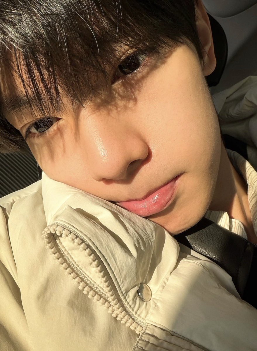 buu0l2's tweet photo. 나 자연광 셀카 지짜 좋아하자나 https://t.co/8zDGhW3xEY