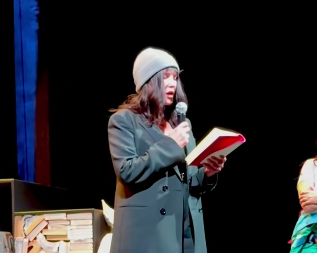 gauchecaca's tweet image. Isabelle Adjani a lu un texte de soutien au peuple iranien après une representqtion.
Ça méritait d'être signalé. 
Bravo à elle.