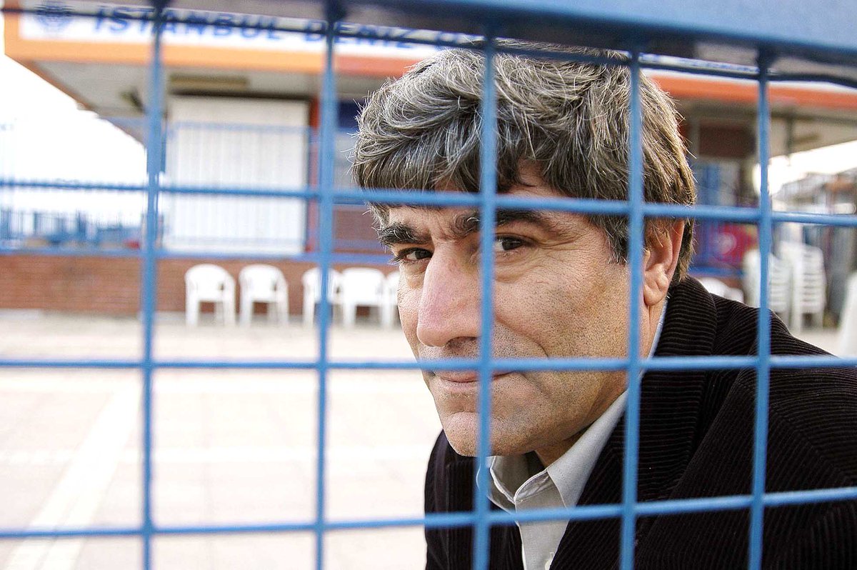 📌Acımız hala dinmedi, adalet yerini bulmadı

▪️19 Ocak 2007'de vurulan gazetemizin kurucusu ve yayın yönetmenimiz Hrant Dink'i, bugün saat 14.30'da vurulduğu Sebat Apartmanı önünde anıyoruz.

agos.com.tr/tr/haber/acimi…