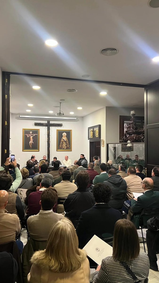 En la tarde del sábado, nuestra Hermana Mayor participó en el Pleno de Hermanos Mayores de la Confraternidad de Hermandades y Cofradías de la Vera Cruz, celebrado con la presencia de corporaciones procedentes de todo el territorio nacional.