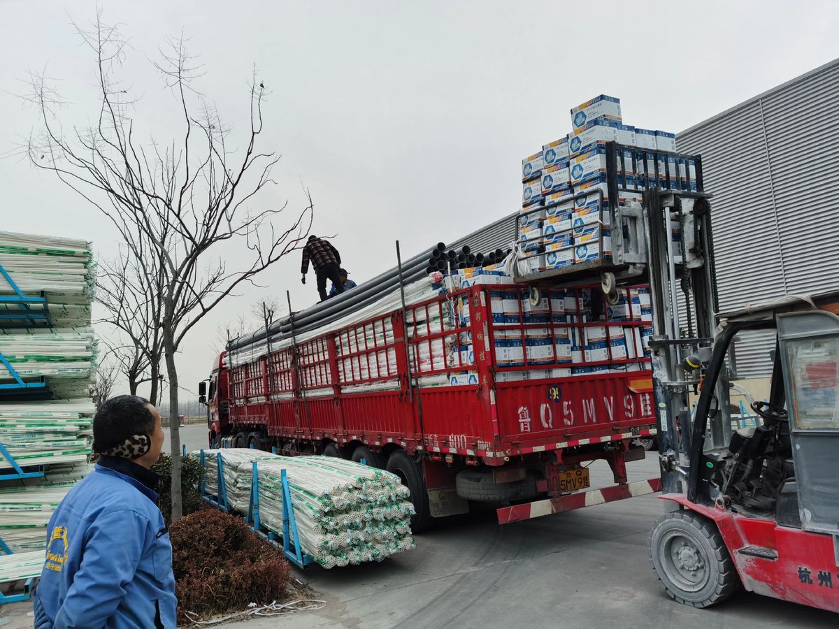JianlongPlastic's tweet image. Full Speed Ahead! Shandong Jianlong Plastic Multiple Trucks Loading Today — HDPE/PVC-U/PERT/PPR Pipes &amp;amp; Fittings Ready for Delivery  
jianlongplasticpipe.com
WhatsApp: +8617860052961
#PVC-UPipeManufacturer #PPRPipe&amp;amp;FittingManufacture #HDPEPipeManufacturer