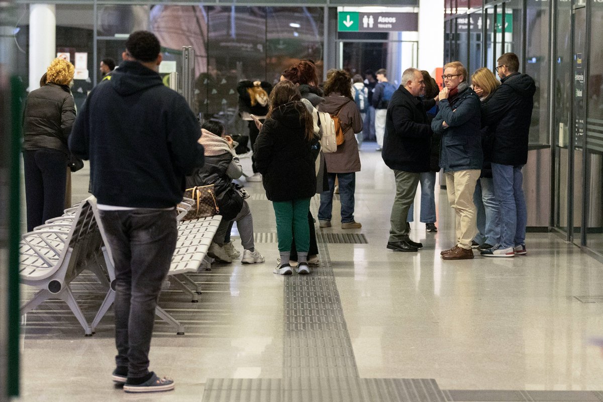 rtve's tweet photo. 🚨 Accidente de tren en Adamuz, en directo última hora: Se elevan a 39 los fallecidos en el accidente de tren en Córdoba.

✍️ https://t.co/lGdX8FUmfj https://t.co/lSTGmuCg4S