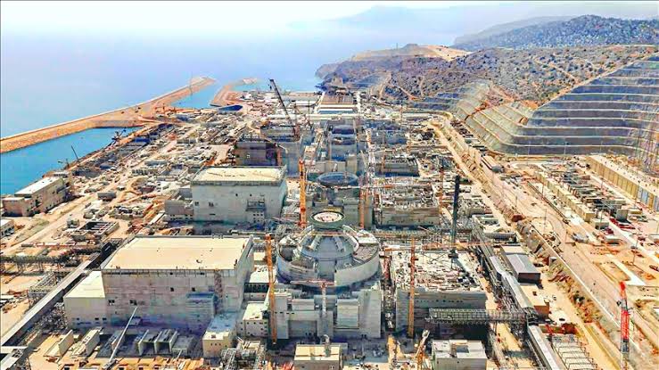 AKKUYU Nükleer Santralı'nda tarihi gelişme... Enerji yönetiminin, bu yıl elektrik üretim planlamasına Akkuyu’yu da dahil ettiği konuşuluyor. İlk ünitenin, ekimde deneme üretimiyle sisteme elektrik vermesi planlanıyor. Aylık, 500 milyon kilovatsaat. Alım fiyatı da çok konuşulacak.