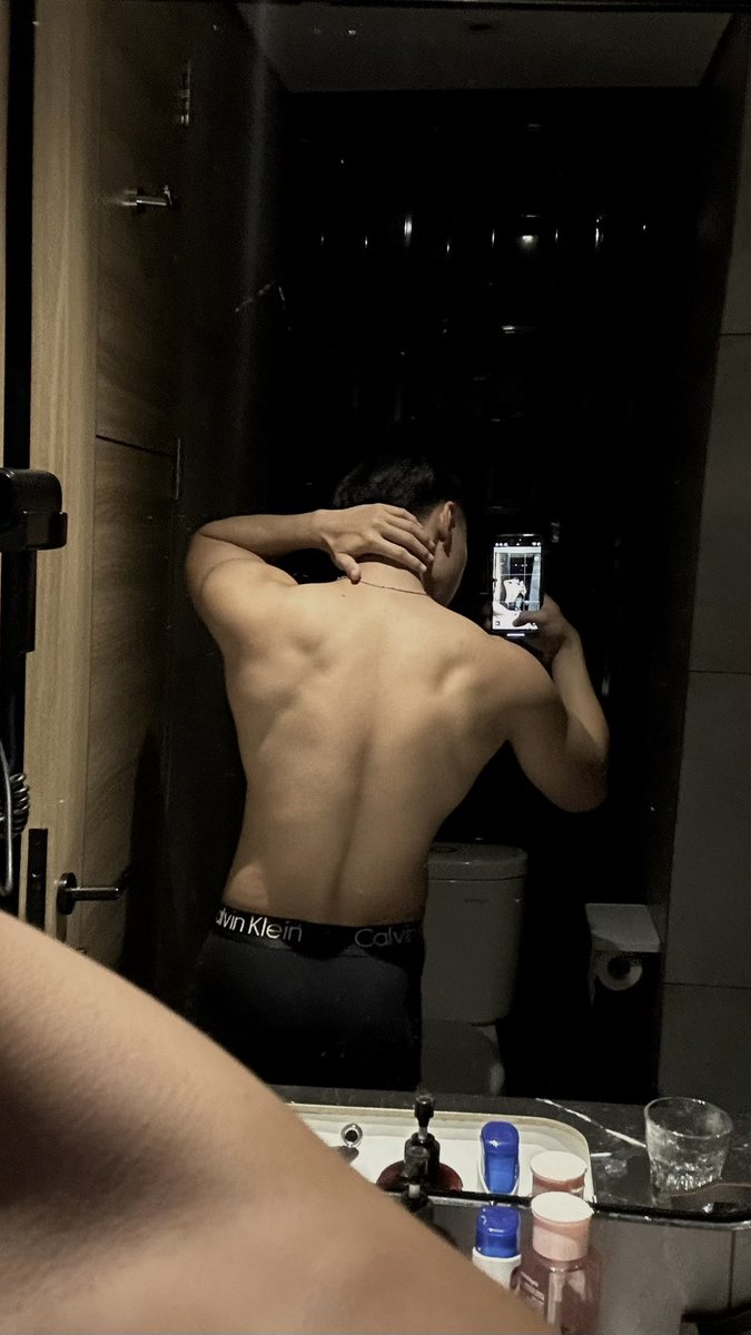 Ooahaan's tweet photo. Back nya gede sebelah wkwk https://t.co/nWKUtg3hdo