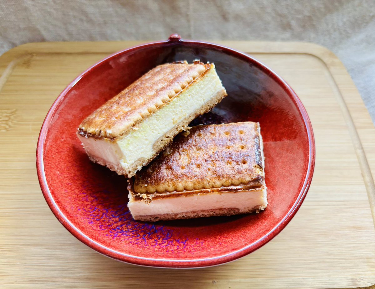 久しぶりにベイクドチーズケーキ(下と上にココナッツサブレを敷くよ)作ったら粉入れ忘れた！ でもうまし
