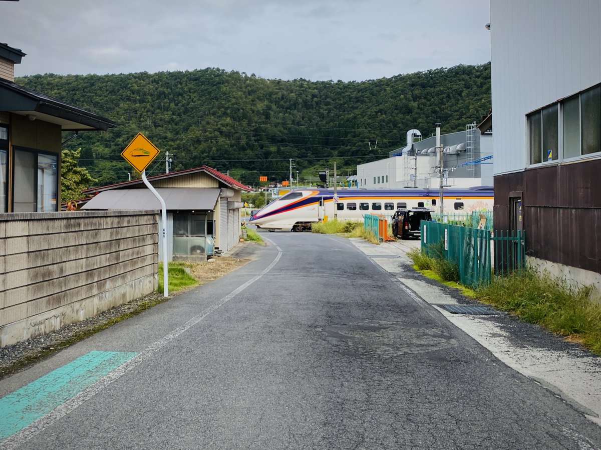 North_ern2's tweet photo. 秋田新幹線と山形新幹線の「…ここに新幹線？」って風景かなり好き。 https://t.co/YfN4NpVY49