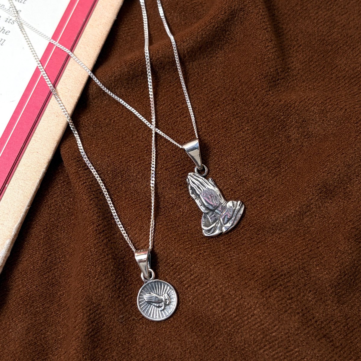 アクセサリー PAD HC Red Stitch Sissy Bar Contoured Pad- Universal