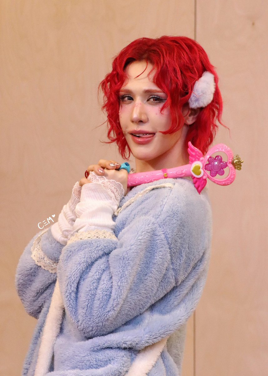 xlovletter's tweet image. 251220 

❤️🧚‍♀️✨

#엑스러브 #XLOV #우무티 #WUMUTI