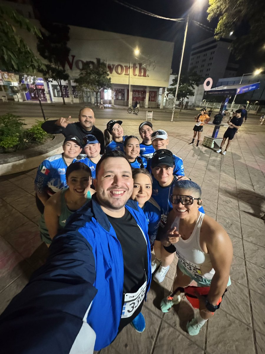 marcoosuna's tweet photo. Hoy corrí mi primera carrera, mis primeros 5K en el Maratón Internacional de Culiacán. 🏃🏽‍♂️✨

No se imaginan lo bonito que se siente que mi familia haya ido a apoyarme y esperarme en la línea de meta. 💙 https://t.co/YBOlx1ctE0