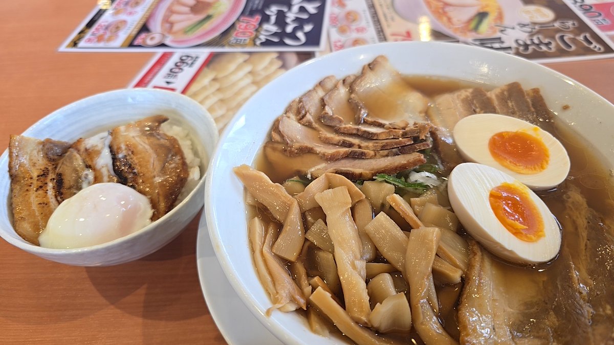 今日のお昼ご飯🍚

幸楽苑
・なっちゃんアップル
・チャーシュー丼
・プレミアム醤油ラーメン
(麺大盛り、味玉、メンマ、単品チャーシュ)

コメダ珈琲(こっちは写真撮り忘れた)
アップルジュース
ソフトクリーム