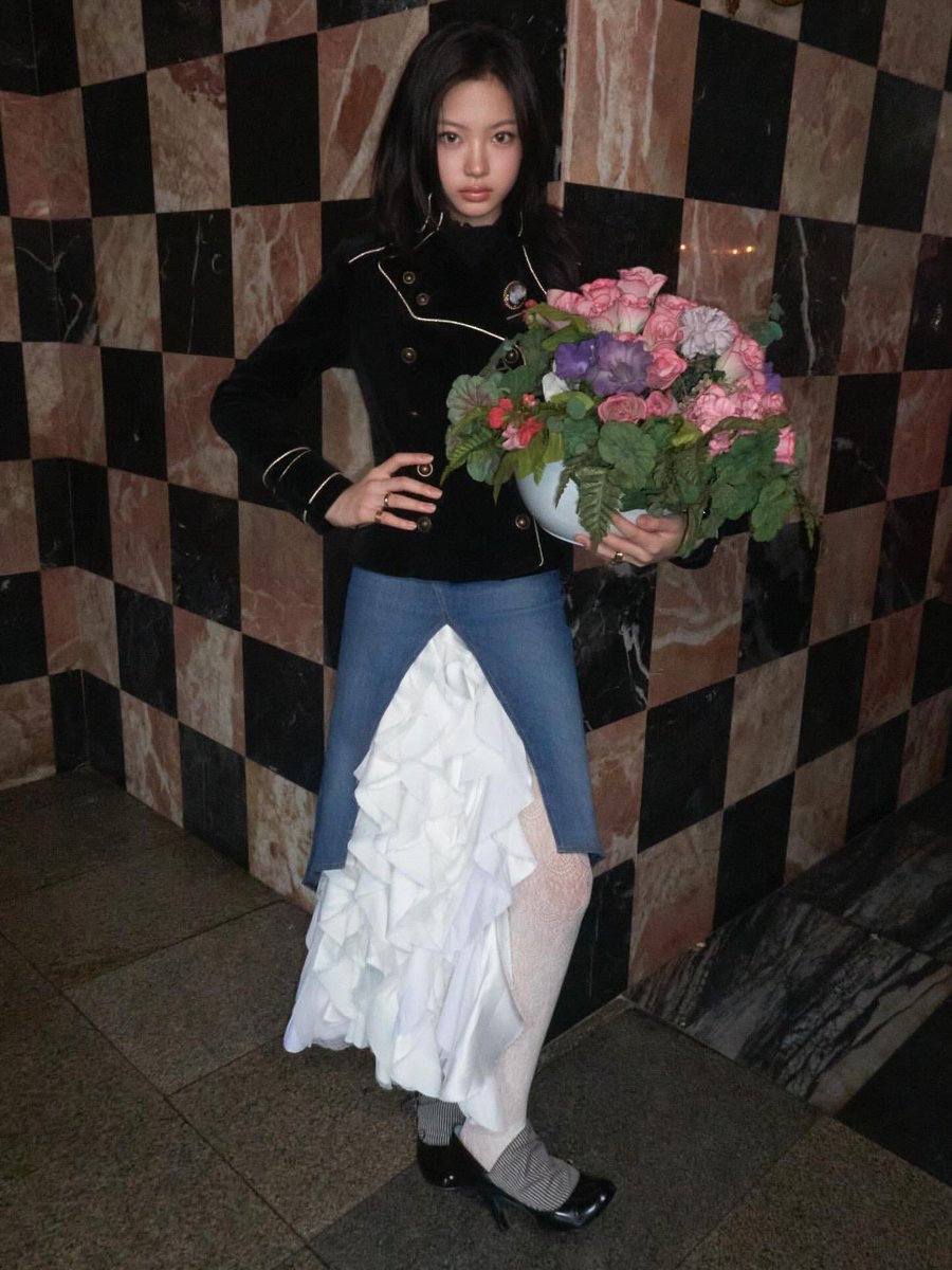 키키 이런 로맨틱한 드레스나 호텔 로비, 벨보이 같은 옷 입혀놧으면 배경이나 연출을 그랜드부다페스트호텔 같이 할 법도 한데 이것마저도 걸스나잇mood로 풀어버려서 줏대잇고 넘 좋네