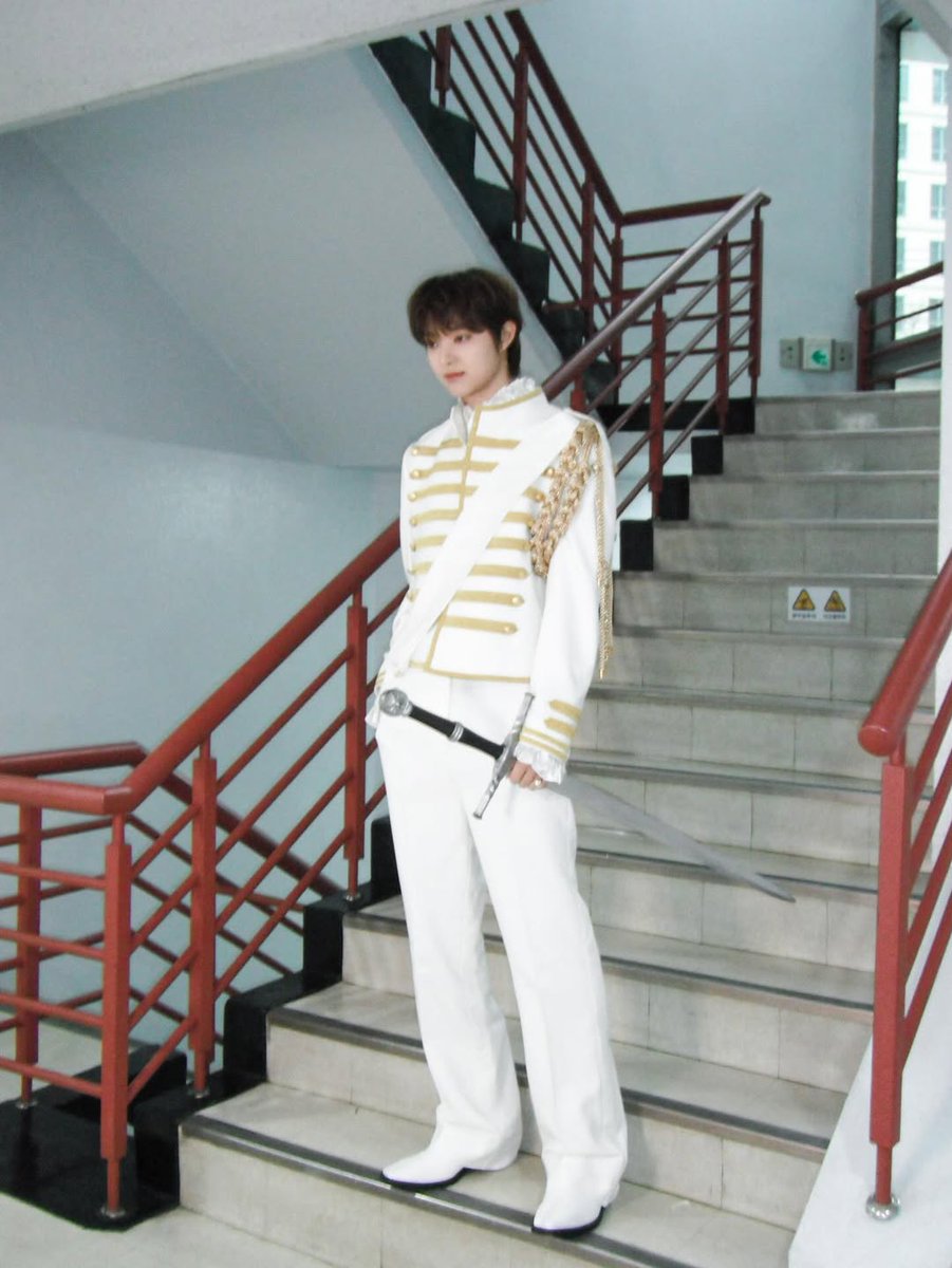 왜 자꾸 검자루가 아니라 검날을 쥐지 웃기게