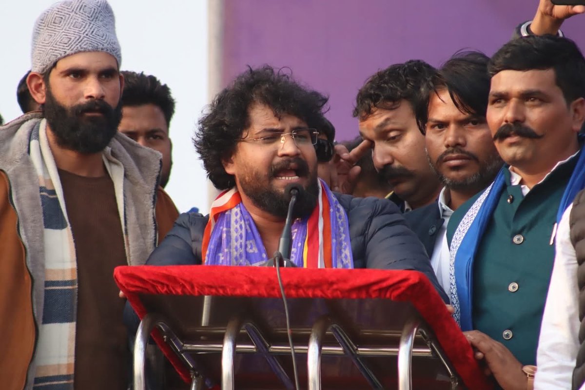 abhijatav07's tweet photo. मध्यप्रदेश की राजधानी भोपाल की ऐतिहासिक धरती पर जन आक्रोश महाआंदोलन की विशाल सभा को संबोधित करने का अवसर मिला।

IAS संतोष वर्मा के समर्थन में,
आरक्षण के समर्थन में,
संविधान की रक्षा और
बाबा साहब डॉ. भीमराव अम्बेडकर के सम्मान में
हज़ारों लोग एक साथ सड़कों पर उतरे।

यह सिर्फ़ एक सभा नहीं थी,
यह सामाजिक परिवर्तन का उद्घोष था।

ख़ास बात यह रही कि
हर पार्टी, हर संगठन के लोग वहाँ मौजूद थे।
कुर्सियाँ कुर्सियों से मिली हुई थीं,
और वही दृश्य यह सिखा रहा था कि,
अगर हाथ से हाथ और दिल से दिल मिल जाए,
तो शोषण अपने आप समाप्त हो जाएगा।

मुझे सुनने के लिए उमड़ी भारी भीड़ ने
यह साबित कर दिया कि
संविधान की आवाज़ को
किसी एक मंच या अनुमति की ज़रूरत नहीं होती।

कुछ लोगों को सशक्त आवाज़ें
अक्सर असहज कर देती हैं,
क्योंकि उन्हें पता होता है
जब सच बोला जाता है
तो जड़ें हिल जाती हैं।

आप सबके प्रेम, विश्वास और सम्मान का
मैं हमेशा ऋणी रहूँगा।

आभार भोपाल❤️

जय भीम….