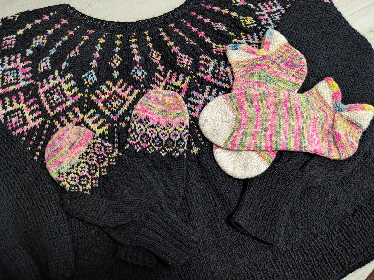 ( 🤟🏻 °꒳ ° )🤟🏻Foooooooooooo!!!!!!
セーター＋ミトン＋靴下＝尊死🌈🌈🌈

この組み合わせがしたくてｯｯ!!!!!
編んで良かったぁぁぁぁぁぁ!!!!!
編み物サイコーーーーーーー!!!!!