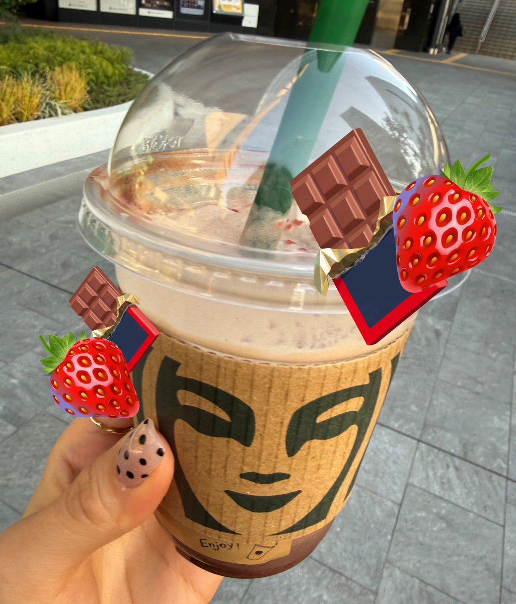 yhtk87's tweet photo. バズらん理由わからんくらいスタバの新作
カカオ＆ストロベリームースフラペチーノ 🍓🍫美味しい
チョコ好きにはたまらん https://t.co/25vhoAhr05