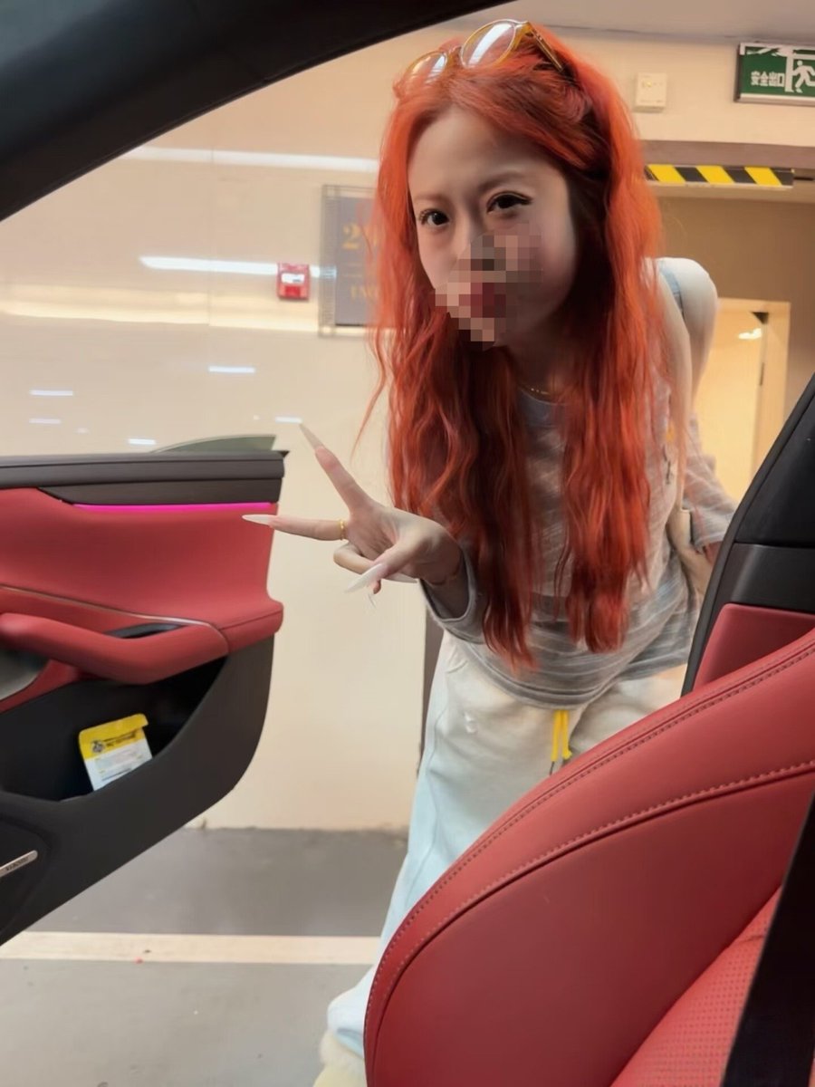 中午开车带CC去吃饭，她上车直接把腿朝我面门袭来，还把袜子脱了扔我脸上，搞得我像是危险驾驶一样，太crazy了，hold不住了，兄弟们。