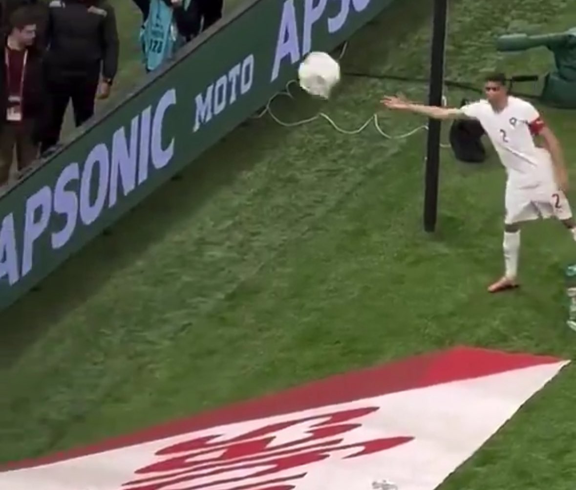 Achraf Hakimi 🇲🇦 a 𝗝𝗘𝗧𝗘́ 𝗟𝗔 𝗦𝗘𝗥𝗩𝗜𝗘𝗧𝗧𝗘 𝗥𝗘𝗠𝗜𝗦𝗘 𝗘𝗡 𝗣𝗟𝗔𝗖𝗘 𝗗’𝗘́𝗗𝗢𝗨𝗔𝗥𝗗 𝗠𝗘𝗡𝗗𝗬 🇸🇳.

Le choix de lui donner le prix du fair-play dans cette #CAN2025 était judicieux ?