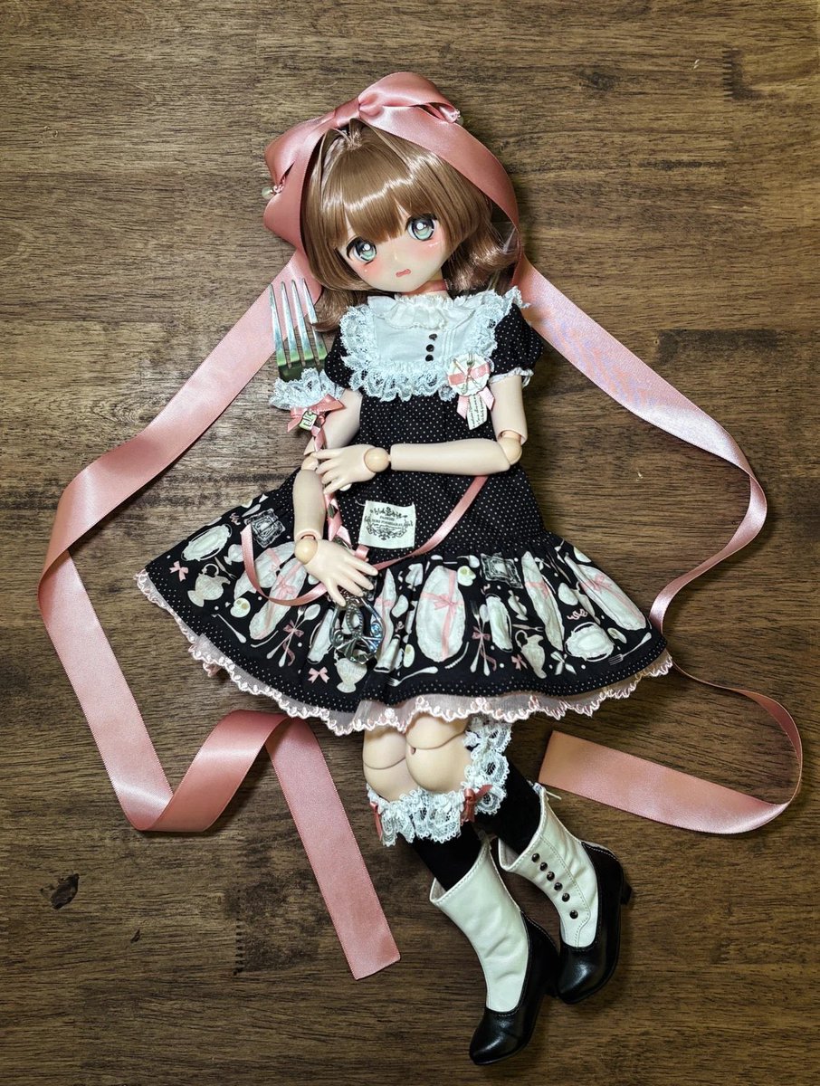 Nokochann_jp's tweet image. 𓋫 𓏴𓏴 𓏵‧₊新作情報₊‧𓏵 𓏴𓏴𓋫

꒰ 黒と苺の午後 ꒱「1/4ドール服 MDD, MSD/OF」

やわらかな午後の光の中で  寄り添う、ふたりの少女。

ピンクとブラック、  甘さと静けさが溶け合う  双子コーデのドール服セットです。

レース、リボン、柄生地を重ね…