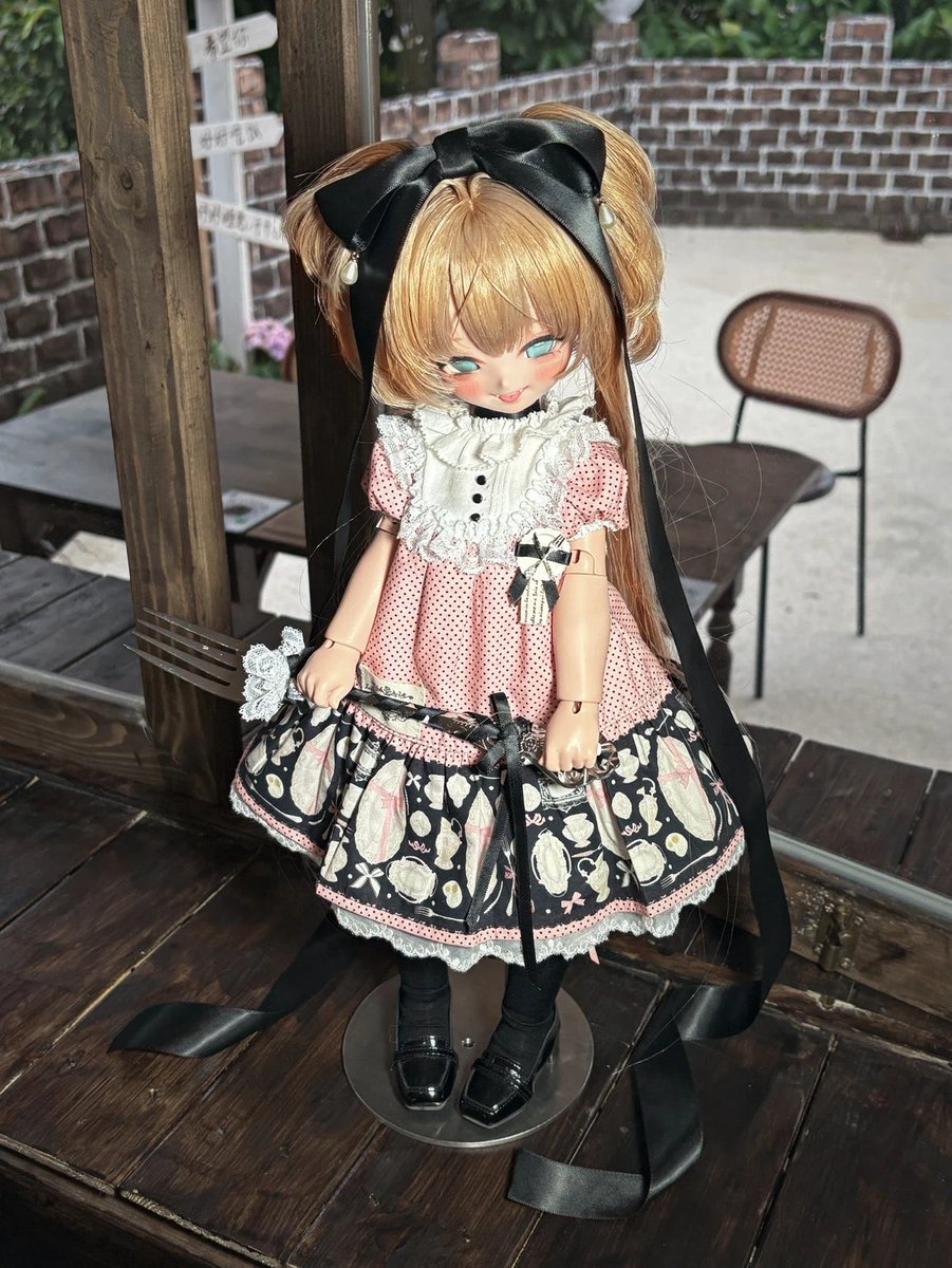 Nokochann_jp's tweet image. 𓋫 𓏴𓏴 𓏵‧₊新作情報₊‧𓏵 𓏴𓏴𓋫

꒰ 黒と苺の午後 ꒱「1/4ドール服 MDD, MSD/OF」

やわらかな午後の光の中で  寄り添う、ふたりの少女。

ピンクとブラック、  甘さと静けさが溶け合う  双子コーデのドール服セットです。

レース、リボン、柄生地を重ね…