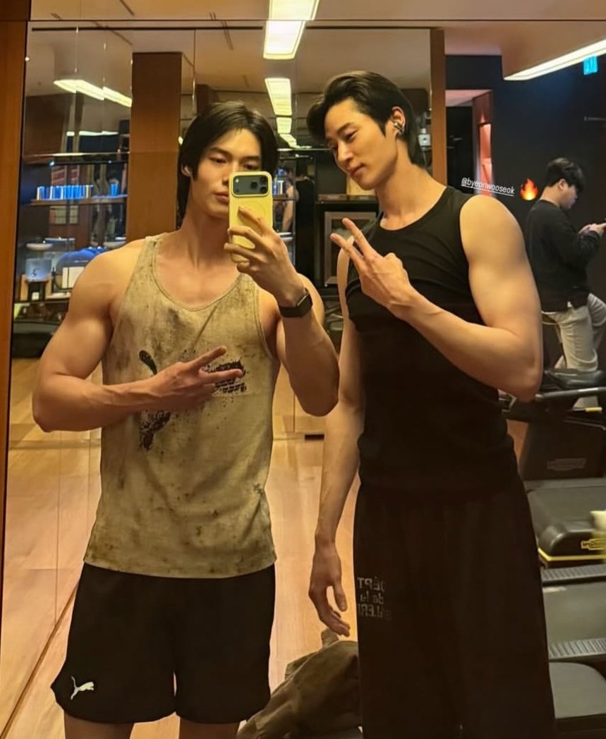 sgope985's tweet image. #winmetawin #ByeonWooSeok
10AM                                                 10PM