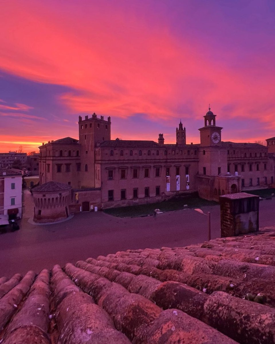 Buongiorno con l'alba di qualche giorno fa che ha dipinto la splendida Carpi e il suo centro storico 🌇

Ph Cristina Vecchi