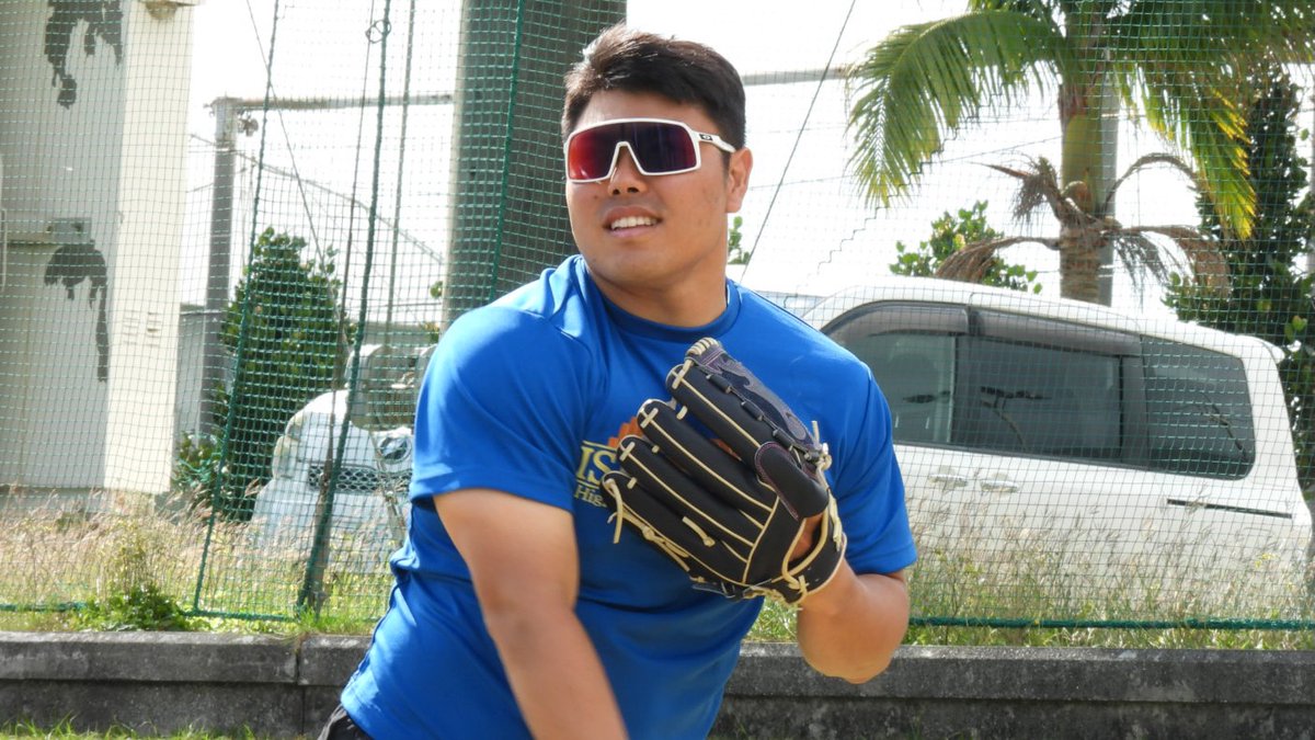 石垣島で自主トレ中の選手たちが、シーサーポーズで写真撮影📸🌺 #山田