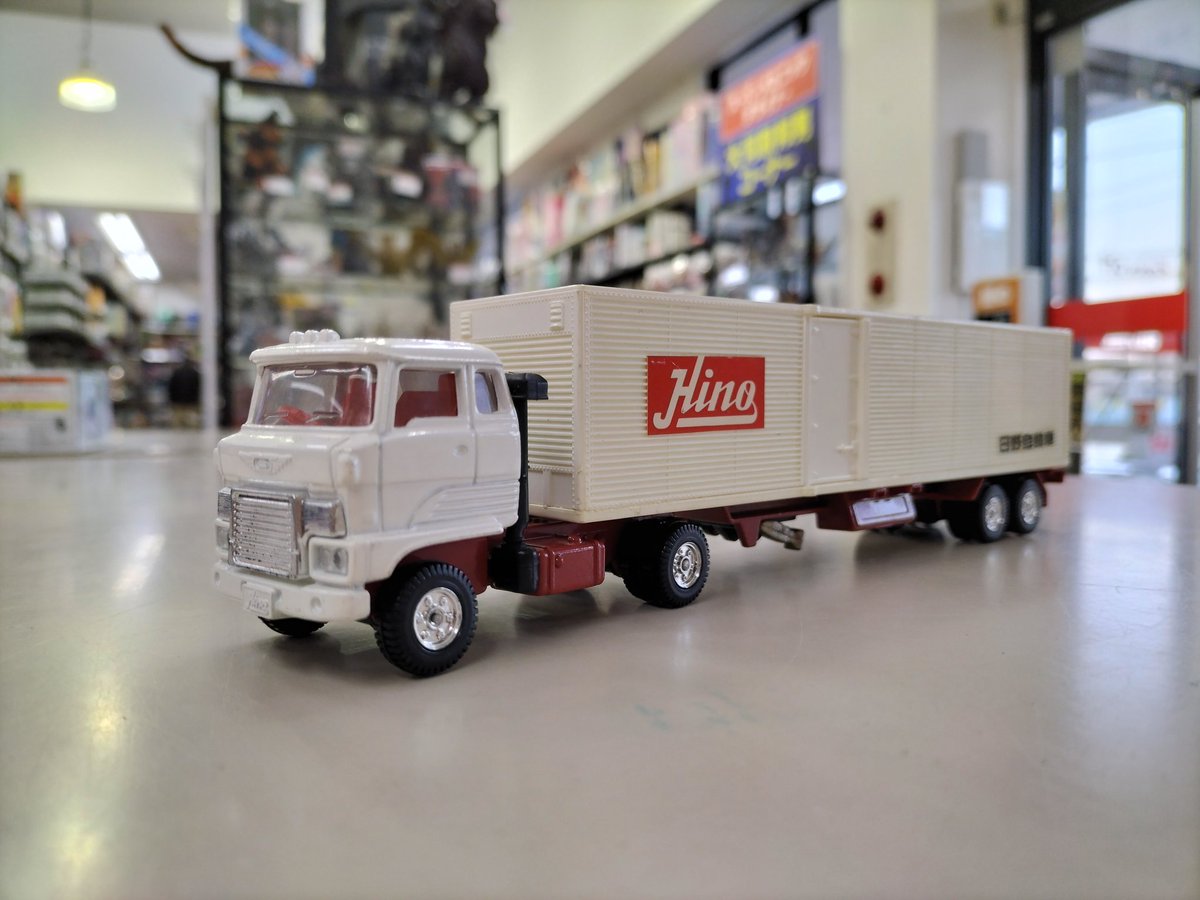 こんにちは！ トミカダンディのセミトレーラー パネルバンの日野自動車