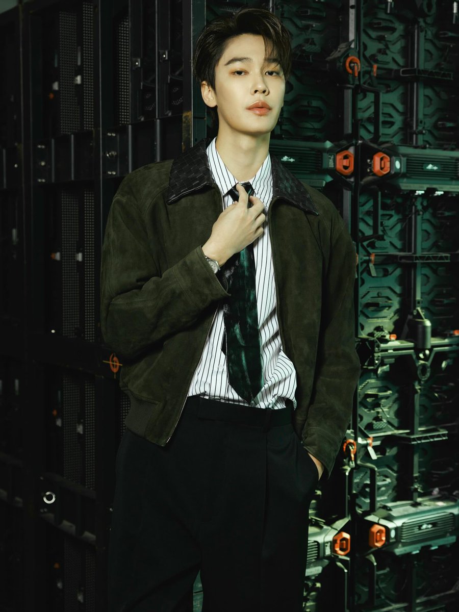 Fancy hour has come, it’s time for me to dressed myself nicely for the show. Something like, a button up shirt and tie, wrapped it around with decent jacket on.