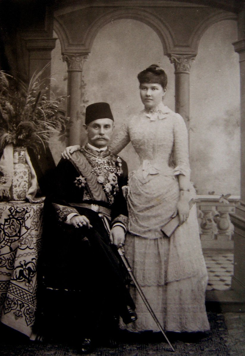 meleklerinpayi's tweet image. Dünyanın en çok satan 2 votka markasının Osmanlı dönemi bağlantıları gerçekten ilginç:
📌İlk fotoğraftaki çift Prens Jean Karadja Paşa ve Mary Smith. Karadja Paşa, Osmanlı İmparatorluğu’nun İsveç büyükelçisi ve 1887'de "Absolut Rent Brännvin" in üreticisi Lars Olsson Smith’in…