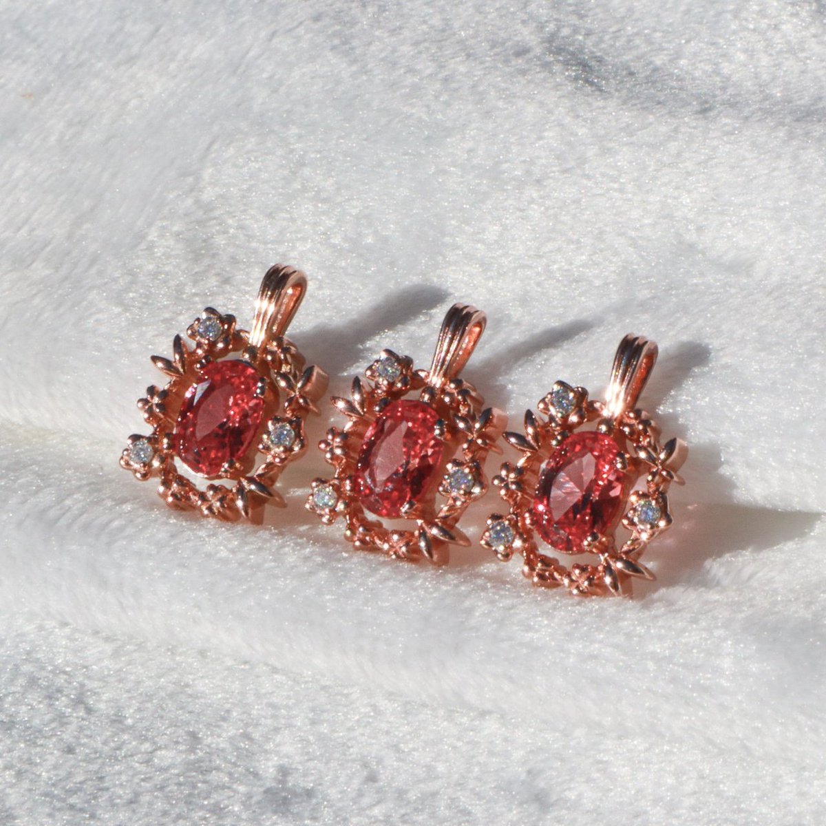 erta_jewelry's tweet photo. [#RT #rt이벤트]
🩷rt+팔로워 한 분께 아래 제품을 드려요!

🪷랩 파파라챠 사파이어가 세팅된 화원 펜던트🌅
개체 중에 약간 주황기 도는 아이들만 따로
빼놨었는데 판매 페이지를 새로 만들었어요☺️
우연히 만들어진 예쁜 다홍빛 컬러라 동일 컬러
생산이 불가하여 품절 시 영구 단종 예정입니다!🫠

https://t.co/ek3JgFDpoX
현재 기간 한정 10%할인도 진행하고 있습니다💐