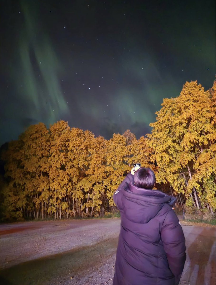 chidchayeol's tweet image. แสงเหนือในฉากเป็น CG แต่พอถ่ายเสร็จก็ได้เห็นแสงเหนือของจริง🥹

พิซอนอัพรูปแสงเหนือ ในแคปชั่นมี 🍀 ด้วย
ฉากรางรถไฟที่ญี่ปุ่น ยุนจองเจอใบ clover 4 แฉกเลยเอามาให้พี่ จะได้สนิทกันมากขึ้น น่ารัก

(ยุนจอง = นักล่า clover 4 แฉกมาตลอด 💗🍀)

#CanThisLoveBeTranslated #ยากชะมัดรักภาษาอะไร