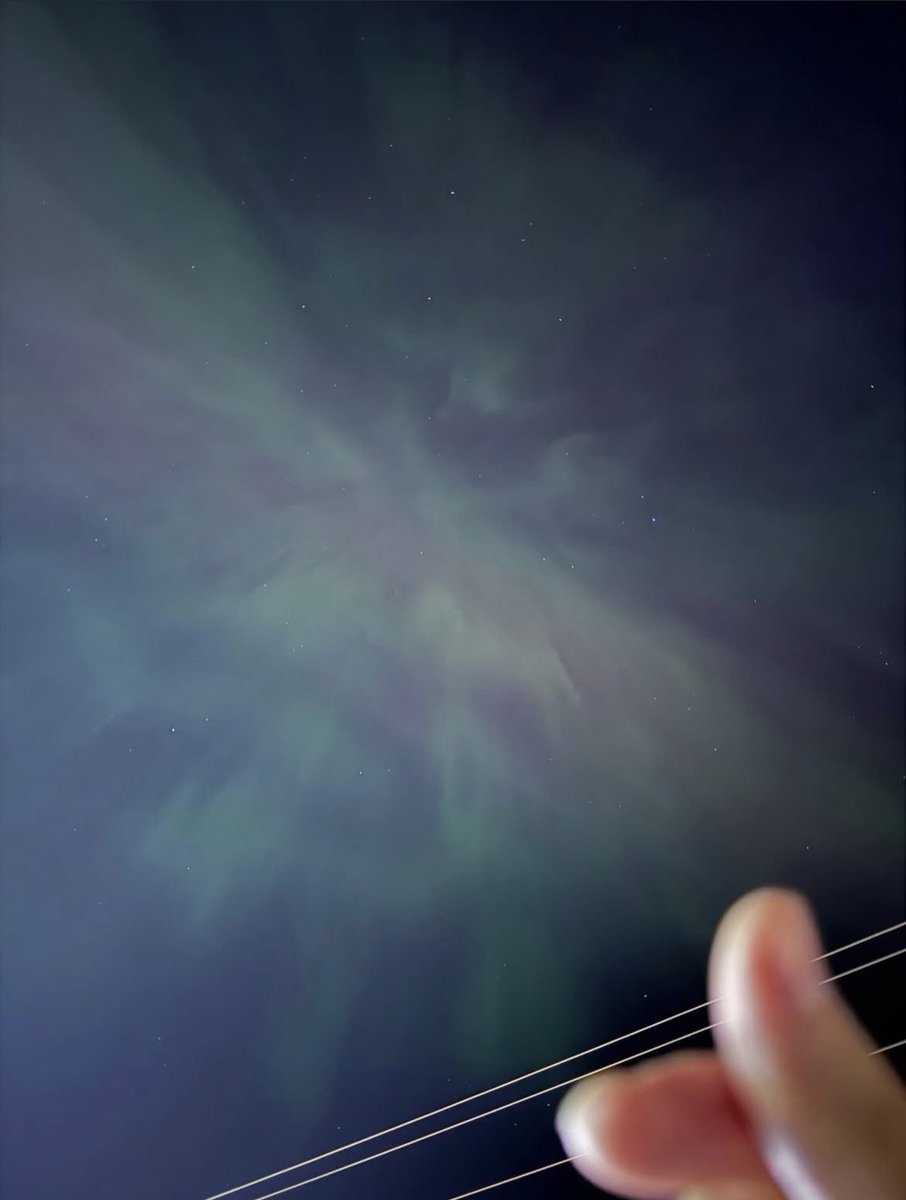 chidchayeol's tweet image. แสงเหนือในฉากเป็น CG แต่พอถ่ายเสร็จก็ได้เห็นแสงเหนือของจริง🥹

พิซอนอัพรูปแสงเหนือ ในแคปชั่นมี 🍀 ด้วย
ฉากรางรถไฟที่ญี่ปุ่น ยุนจองเจอใบ clover 4 แฉกเลยเอามาให้พี่ จะได้สนิทกันมากขึ้น น่ารัก

(ยุนจอง = นักล่า clover 4 แฉกมาตลอด 💗🍀)

#CanThisLoveBeTranslated #ยากชะมัดรักภาษาอะไร