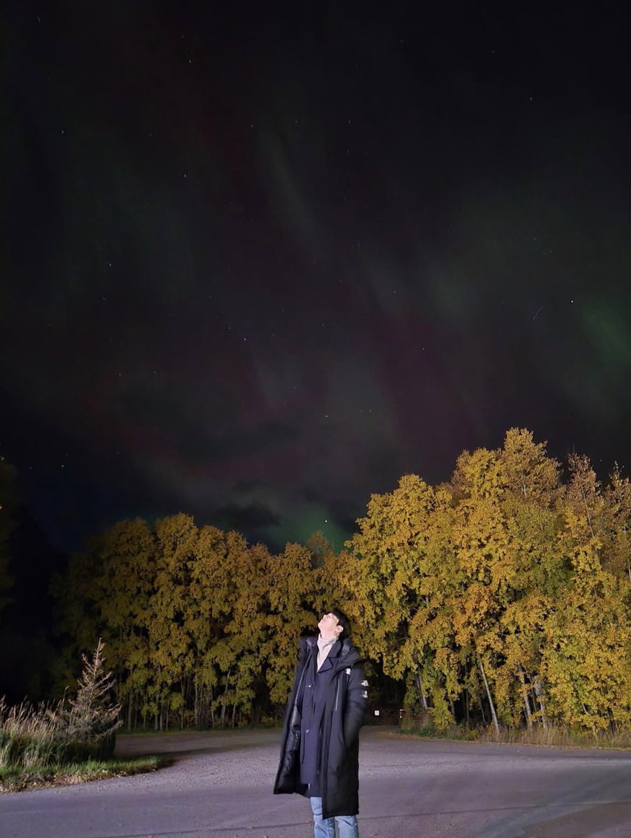 chidchayeol's tweet image. แสงเหนือในฉากเป็น CG แต่พอถ่ายเสร็จก็ได้เห็นแสงเหนือของจริง🥹

พิซอนอัพรูปแสงเหนือ ในแคปชั่นมี 🍀 ด้วย
ฉากรางรถไฟที่ญี่ปุ่น ยุนจองเจอใบ clover 4 แฉกเลยเอามาให้พี่ จะได้สนิทกันมากขึ้น น่ารัก

(ยุนจอง = นักล่า clover 4 แฉกมาตลอด 💗🍀)

#CanThisLoveBeTranslated #ยากชะมัดรักภาษาอะไร