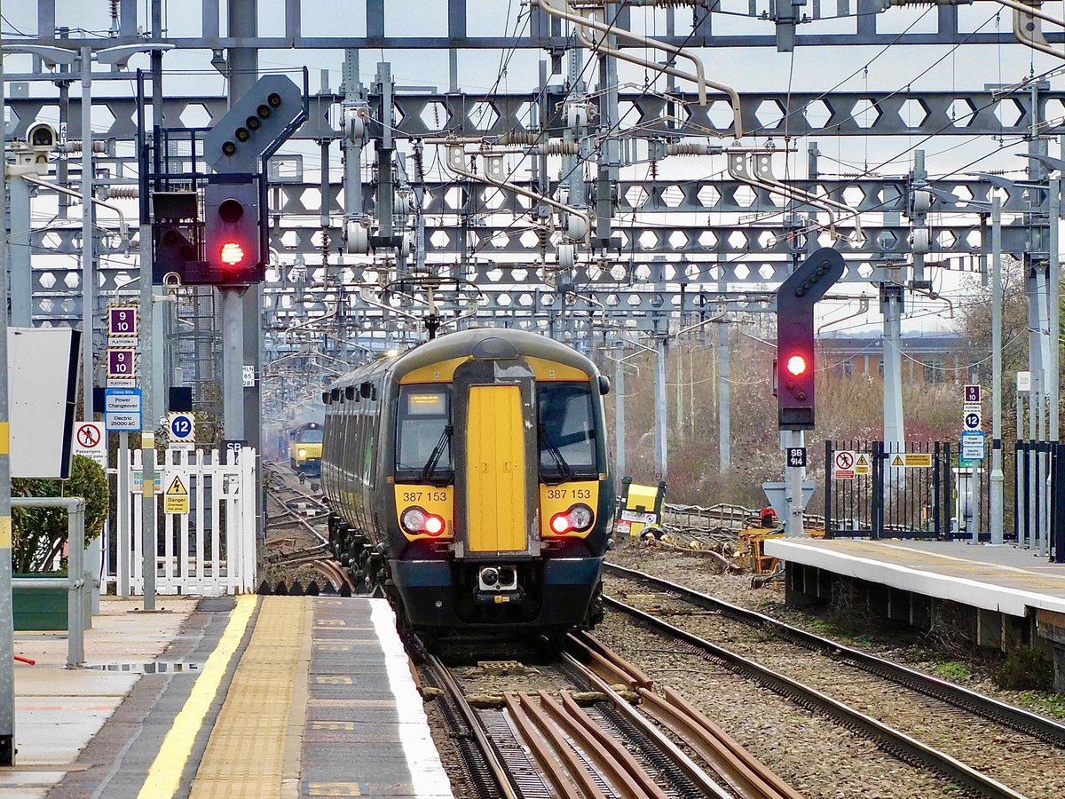 kingy69beard's tweet image. #ElectricMonday with @GWRHelp #Class387  387153 departs Didcot with a stopping service to London Paddington (📷9/1/26).