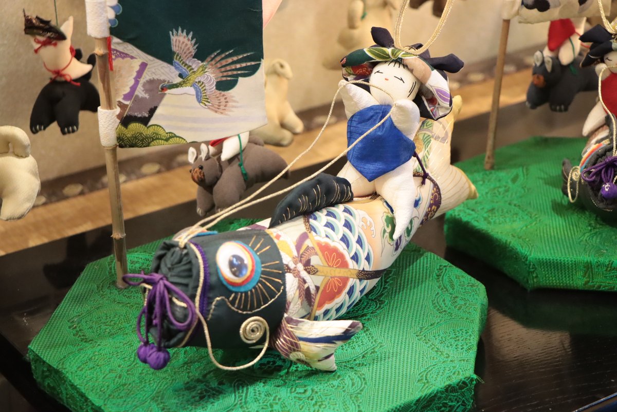 ただいま開催期間中の伊豆稲取「雛のつるし飾りまつり」のメイン会場、文化公園雛の館では、
豪華なジャンボつるし飾りと17段のジャンボ雛段の展示が有名です✨

そちらも必見ですが、館内を見て回ると、金目一本釣りに鯉のぼりライダー…可愛い人形たちがいます！どこにいるか探してみてください☺