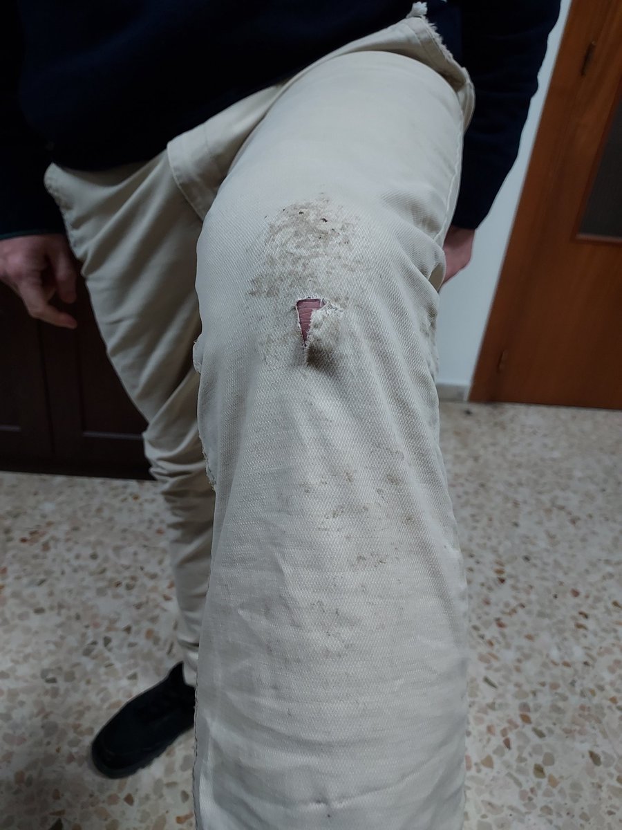 Antes de Navidad abrieron esa zanja (sin avisar) en la puerta de la comunidad de jesuitas de Sevilla (avd Eduardo Dato 20-B). No terminaron el trabajo, dejándola desnivelada. Ayer un compañero jesuita se cayó. Habrá que demandarles. <a href="/Ayto_Sevilla/">Ayuntamiento de Sevilla</a> <a href="/ppopular/">Partido Popular</a> <a href="/jlsanzalcalde/">José Luis Sanz</a>