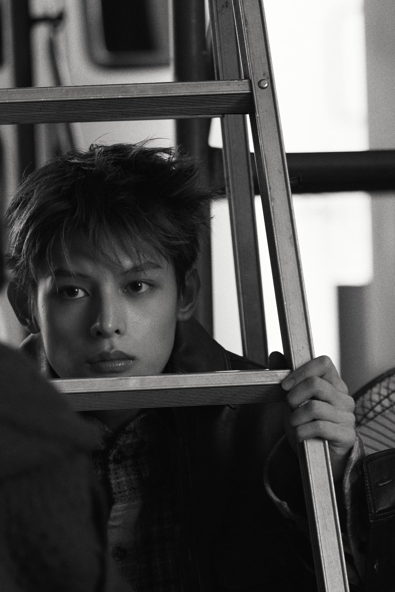 【本誌未掲載カット公開】本日はJAMESの撮影オフショットを公開。初めて訪れた日本のスタジオが面白かったのか、色々と散策していた彼。どこに立っても絵になる姿を思わずフォトグラファーが切り取った1枚です。#CORTIS #シュプール3月号 　 lnky.jp/PMf2mMY