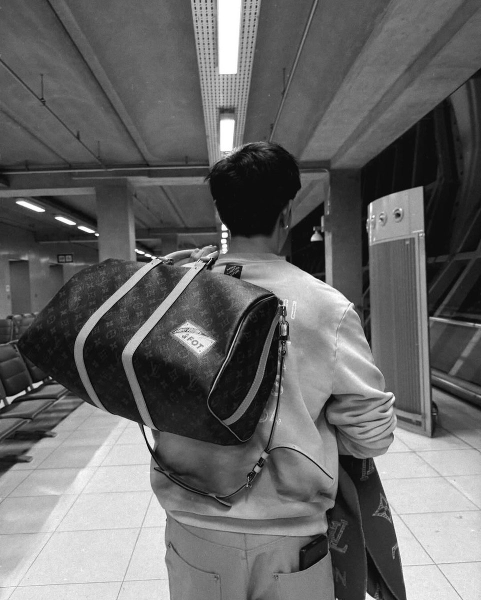 ForSupFourth's tweet photo. 2026-01-19
[Update IG] mensfolio

@tawattannn
#Fourthnattawat #โฟร์ทณัฐวรรธน์

FOURTH FLYING HIGH WITH LV
#LVMenFW26 #LouisVuitton
Today’s weather forecast: @louisvuitton with a 100% chance of @ sho_h_desyo, @ bambam1a, @ xuminghao_o and @ fourth.ig 😋 With the #LVers already in Paris (or en route), it’s safe to say #PFW is kicking off strong — powered by these certified it boys. Stay tuned for more 🔜
