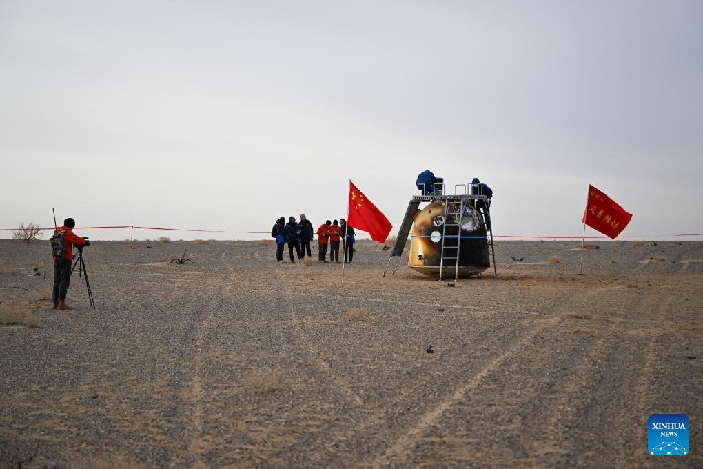 VoiceofPD's tweet image. The return capsule of the Shenzhou-20 #spaceship, carrying no #astronauts, touched down at the Dongfeng landing site in north China's Inner Mongolia Autonomous Region at 9:34 a.m. (Beijing Time) on Monday, according to the China Manned Space Agency (CMSA).

Read full: