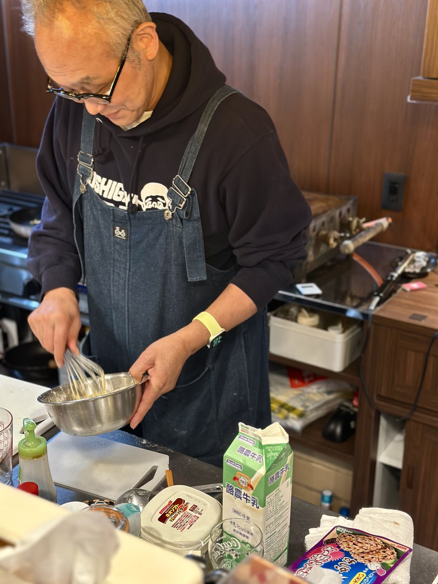 PATRIA_770's tweet photo. 今日は、君ソムの聖地である中央茶廊さん行ってきました☕️🌟
いつ行っても、顔馴染みの方に出会える場所です。
カウンターに座っていると、昔のまんまの雰囲気で、無事建て直した店内にいることをすっかり忘��てしまうほどですよ(  ᷇࿀ ᷆ )(雰囲気は昔のまま落ち着く店内なのに、新しくなっているので清潔感は確実にアップしており、バージョンアップ感はあります。)

ホットケーキとクリームソーダをお願いしました！(赤青緑黄の4色から選べたので赤にしてみました⸜❤️⸝)

マスターいそいそと作ってますね。
注文したのに一向に作り始めず、ずっと喋ってるので、｢作る気あります…？昼休みなんだよなあこっちは！｣と急かしたら作り始めたところの写真です。
みなさんも、｢おいおいこの人…まだ注文にとりかかってねーな…？｣と思ったら遠慮せず声かけしてくださいね🥹

#君は放課後インソムニア  #オジロマコト #君ソム  #七尾市 #風景