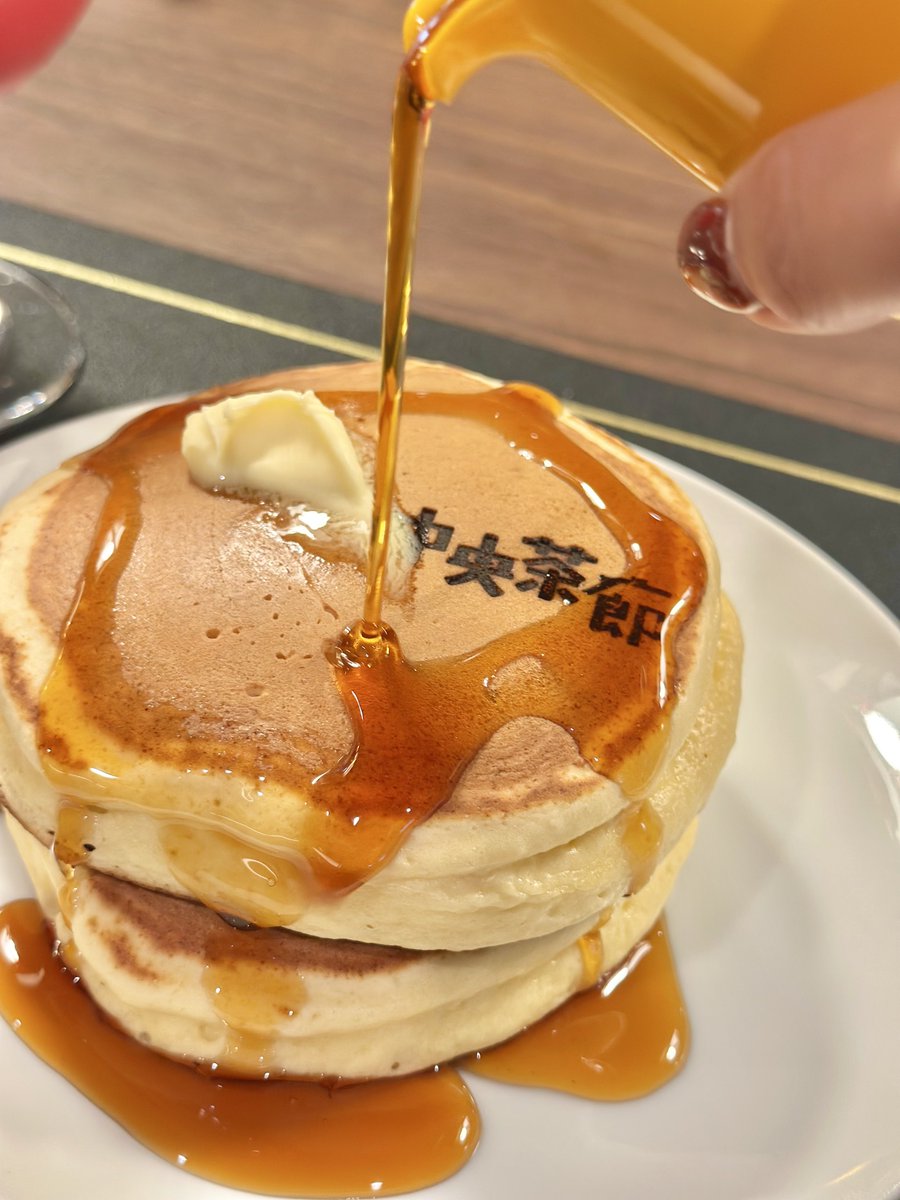 PATRIA_770's tweet photo. 今日は、君ソムの聖地である中央茶廊さん行ってきました☕️🌟
いつ行っても、顔馴染みの方に出会える場所です。
カウンターに座っていると、昔のまんまの雰囲気で、無事建て直した店内にいることをすっかり忘��てしまうほどですよ(  ᷇࿀ ᷆ )(雰囲気は昔のまま落ち着く店内なのに、新しくなっているので清潔感は確実にアップしており、バージョンアップ感はあります。)

ホットケーキとクリームソーダをお願いしました！(赤青緑黄の4色から選べたので赤にしてみました⸜❤️⸝)

マスターいそいそと作ってますね。
注文したのに一向に作り始めず、ずっと喋ってるので、｢作る気あります…？昼休みなんだよなあこっちは！｣と急かしたら作り始めたところの写真です。
みなさんも、｢おいおいこの人…まだ注文にとりかかってねーな…？｣と思ったら遠慮せず声かけしてくださいね🥹

#君は放課後インソムニア  #オジロマコト #君ソム  #七尾市 #風景