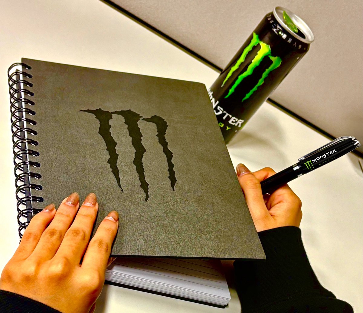 先着 2,000名限定！】​ 限定デザインのステーショナリーセットを手に