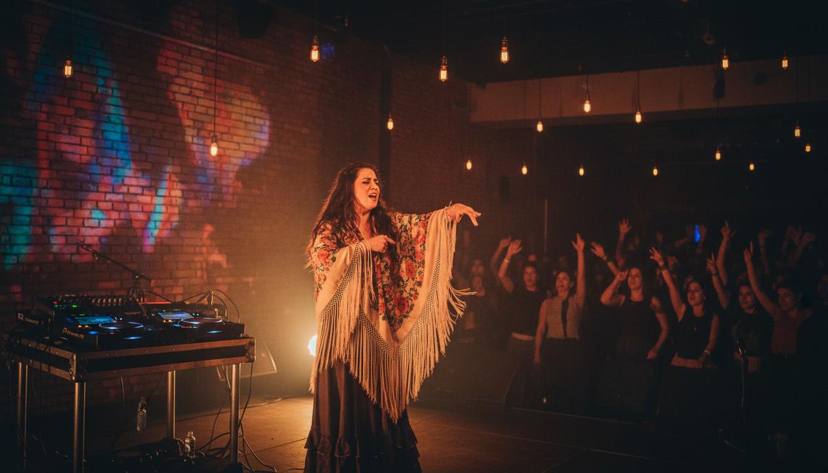 Flamenco ancestral meets électro! 🎶 Califato ¾ et Lole Montoya font vibrer Cordoue pour le Día de Andalucía. Fusion de racines et d'innovation, plongez dans l'âme andalouse contemporaine. Prêts?
#DíaDeAndalucía #FlamencoFuturiste
Découvrez-en plus 👉 escapadeacordoue.fr/califato-%c2%b…