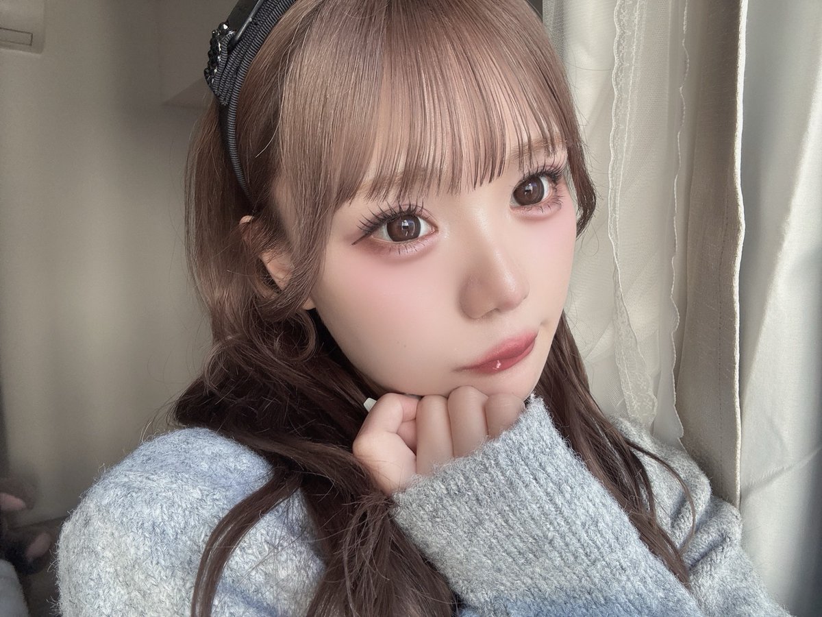 ❥・・ ┈古澤里紗 × こんがりショコラ┈ ・・❥

里紗ちゃんからセルフィーが届いたよ🍫.𐩢𐩺

ショコラブラウンがなじんで
オフの日でも“きゅるきゅる”盛れ₊˚🌷ᐟ.˚

思わずずっと見つめたくなる🫶♡⁼³₌₃

#suclair #シュクレール #古澤里紗 #増田彩乃 #refrear #リフレア #カラコン