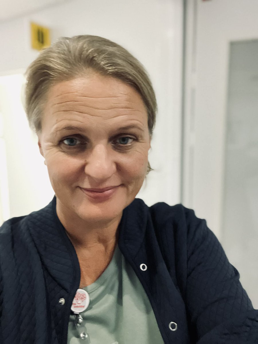 Helle Jensen, der er en erfaren sygeplejerske, har ordet:

“Jeg håber, at de kommende forandringer i sundhedsvæsenet bringer mere frihed til sygeplejerskerne.

Frihed til at bruge vores faglighed og kliniske blik mere som rettesnor,  og tillid til at vi kan forvalte den frihed.
