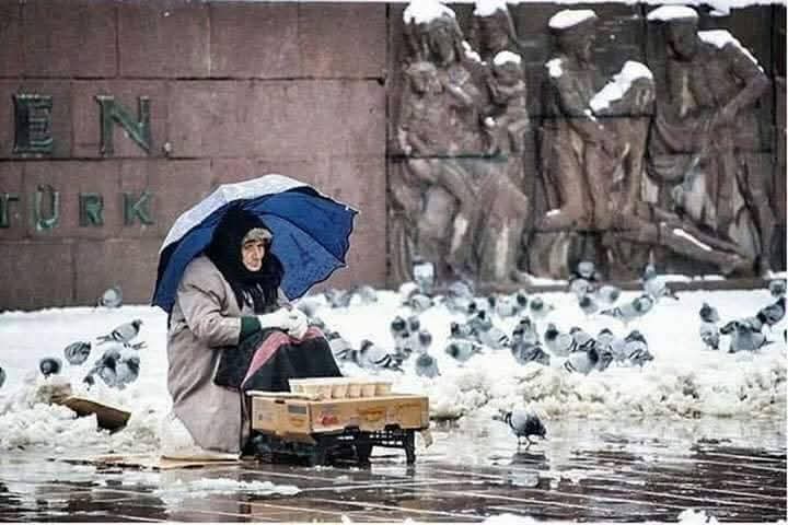 Yürü bre yalan  dünya 
Sana konan göçer birgün

İnsan bir ekin  misali 
Seni eken biçer birgün

Yeryüzünde yeşil yaprak 
Yer altında kara toprak 

Yastığımız kara toprak 
O da atar bizi birgün..

~♡  #Karacaoğlan
