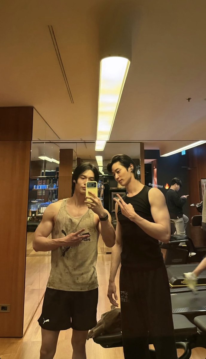 โฟกัสตรงไหนกันครับ กล้ามเท่าหัวเด็กหรือคนข้าง ๆ