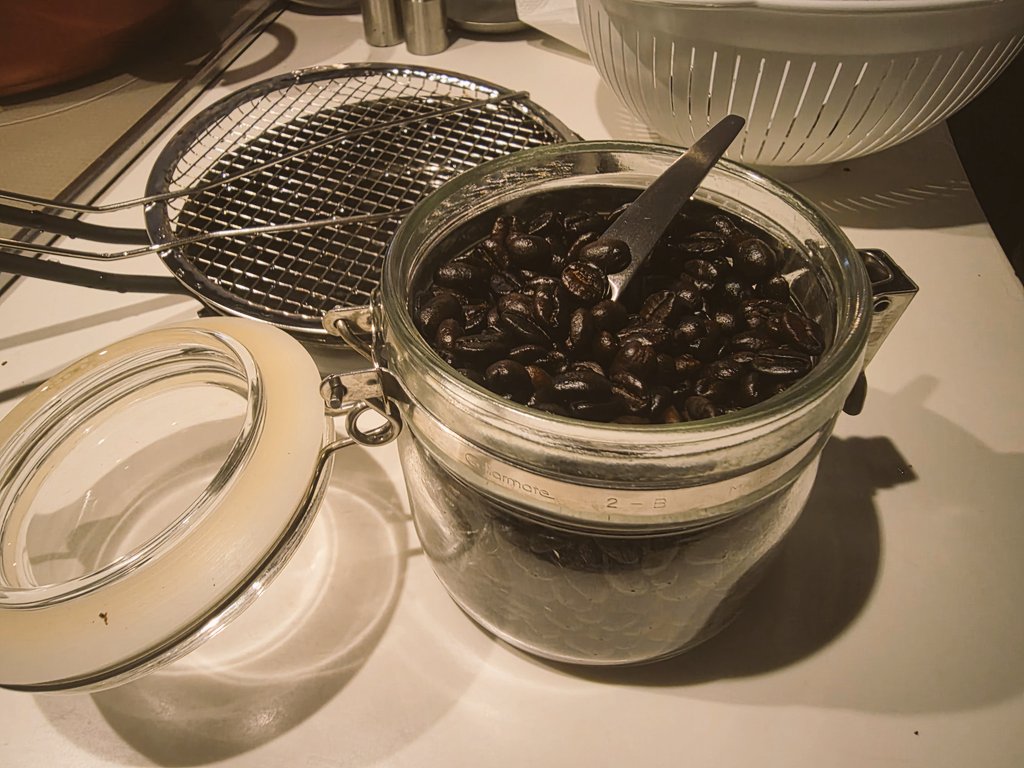 Ramromramram's tweet photo. 最近こっそり始めた趣味

コーヒーの自家焙煎
→深煎りが好み

アイリッシュコーヒー作り
→ウィスキーをフランベするの綺麗(　・ω・)ｷﾚｲ https://t.co/al2ymERjAd