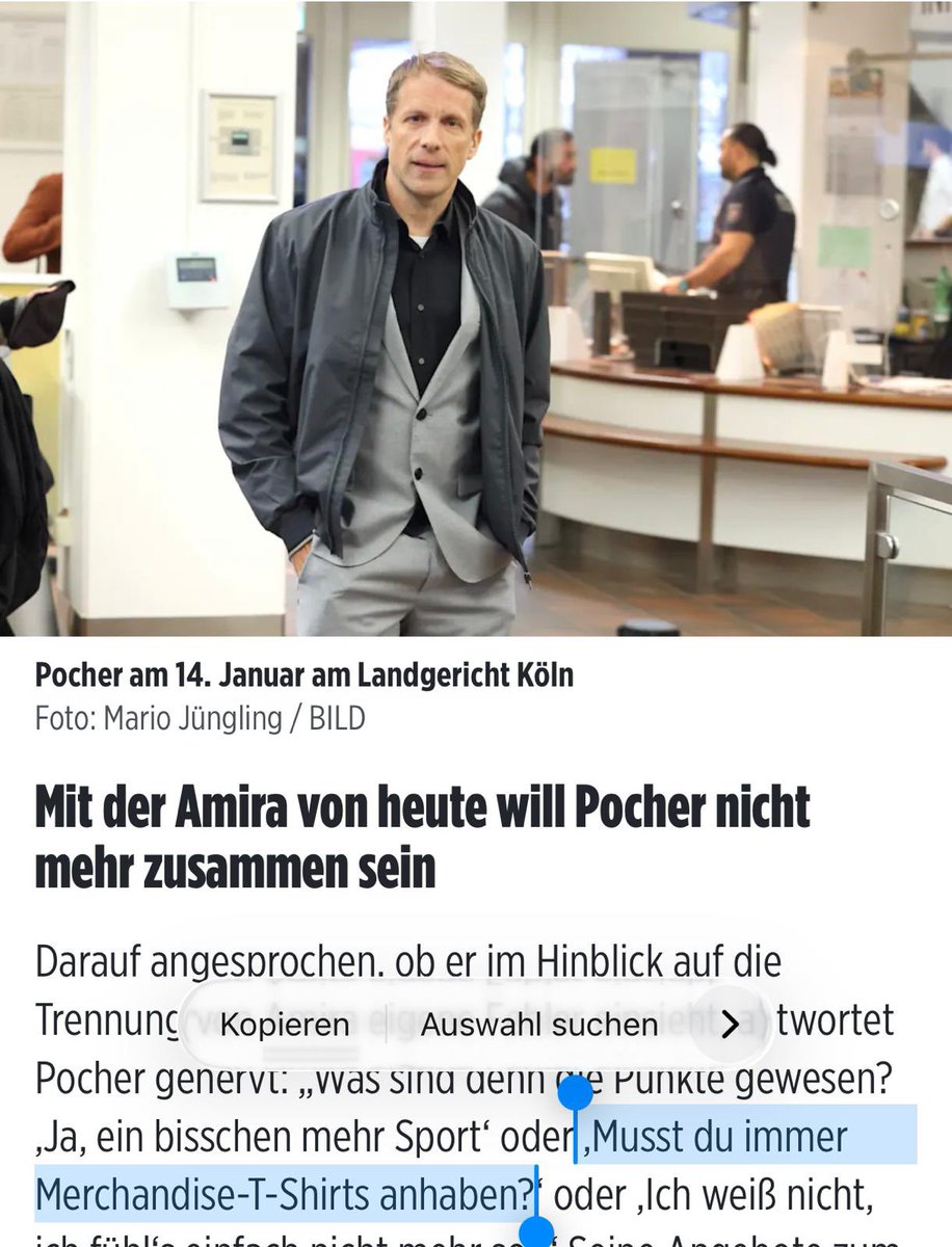 Schön, wie seine Ex-Frau seine Garderobe kritisierte und er vor Gericht dann beweist, dass er nichtmal in der Lage ist, einen Anzug richtig zu knöpfen.